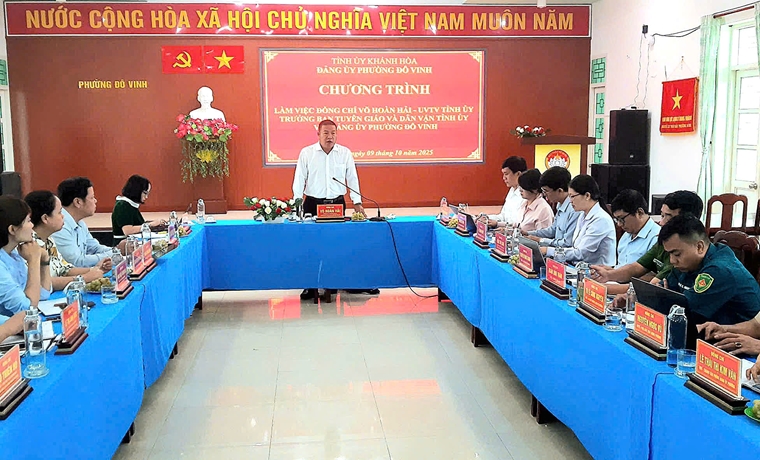 Trưởng Ban Tuyên giáo và Dân vận Tỉnh ủy Võ Hoàn Hải làm việc với Đảng ủy phường Đô Vinh